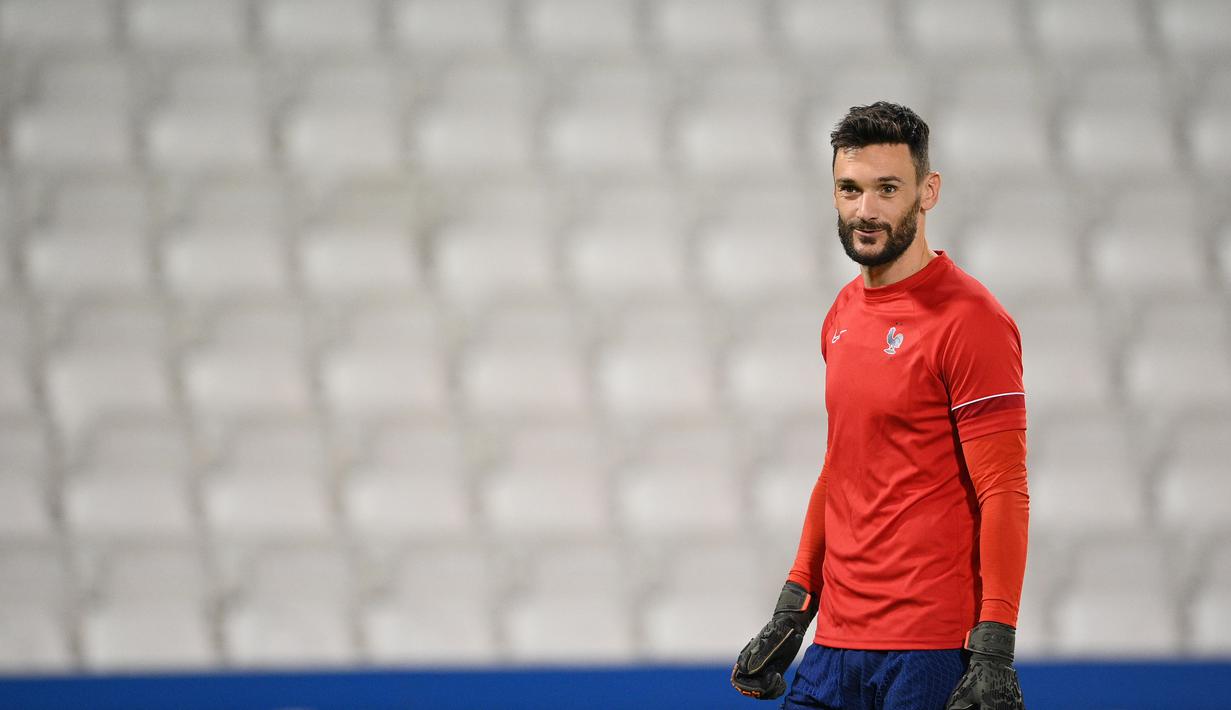 Kiper Prancis #01 Hugo Lloris mengambil bagian dalam sesi latihan jelang melawan Inggris pada Perempatfinal Piala Dunia 2022, di Stadion Al Sadd SC di Doha, Jumat (9/12/2022). Laga antara Timnas Inggris vs Prancis  diprediksi akan berjalan sengit karena akan mempertaruhkan reputasi nama besar kedua negara Eropa tersebut. (FRANCK FIFE / AFP)