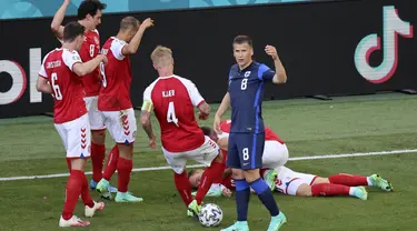 Para pemain Denmark mendatangi rekannya Christian Eriksen yang pingsan pada laga Denmark vs Finlandia di Grup B Euro 2020 di Parken Stadium, Copenhagen, Sabtu (12/6/2021). Eriksen tiba-tiba terjatuh dan kehilangan kesadaran saat hendak menyambut lemparan ke dalam. (Wolfgang Rattay/Pool via AP)