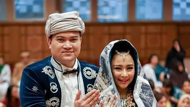 Pesona Seleb Wanita Kenakan Baju Koto Gadang