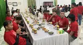 Euforia Malut United mendapat tiket promosi ke Liga 1 2024/2025 usai finis ketiga di Pegadaian Liga 2 2023/2024 terus berlanjut.  Usai mendapat sambutan hangat di Ternate, pasukan Laskar Kie Raha melanjutkan perjalanan ke Tidore, Jumat (15/3/2024) malam WIB untuk disambut Sultan Tidore, H. Husain Syah dalam acara buka puasa bersama Kesultanan Tidore.  keluarga di Kedato Kie, atau istana kesultanan Tidore.  (Bola.com/Hery Kurniawan)