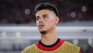 Ekspresi pemain Timnas Indonesia, Mees Hilgers, saat laga melawan China dalam laga Kualifikasi Piala Dunia 2026 zona Asia di Stadion Utama Gelora Bung Karno (SUGBK), Jakarta, Kamis (5/6/2025). (Bola.com/Bagaskara Lazuardi)