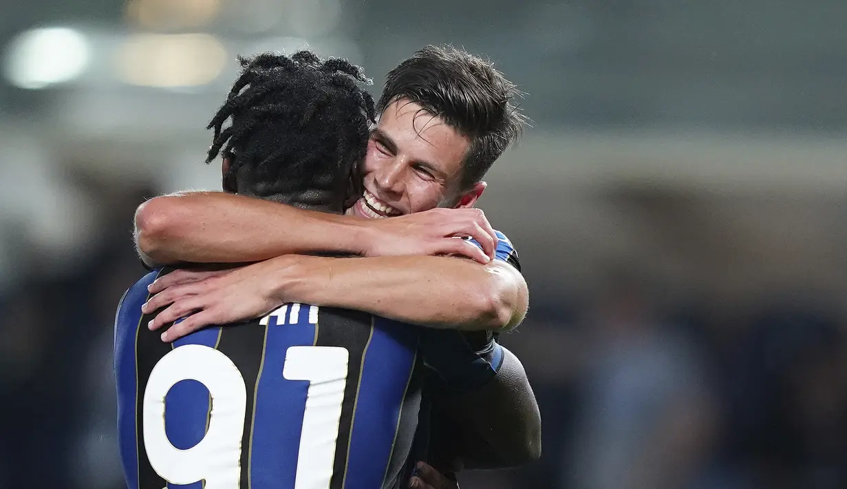 Gelandang Atalanta, Matteo Pessina memeluk rekannya Duvan Zapata usai mencetak gol ke gawang Young Boys pada pertandingan grup F Liga Champions di Stadion Gewiss di Bergamo, Italia, Kamis (30/9/2021). Hasil ini membuat Atalanta berada di puncak klasemen dengan empat poin. (AP Photo/Luca Bruno)