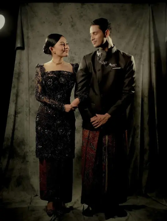 Sedangkan, Salim memakai beskap hitam dan bawahan kain agar senada dengan Rachel Vennya