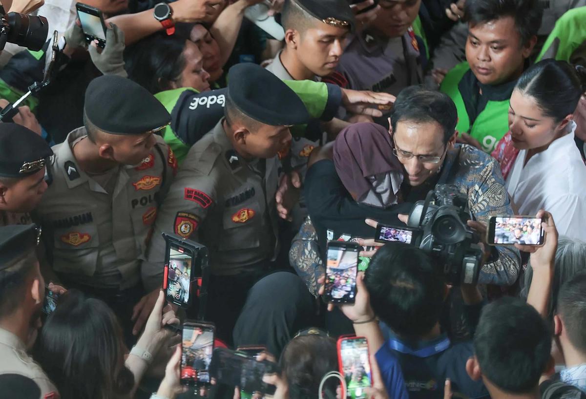 FOTO: Tangis Nadiem Pecah Usai Divomis 10 Tahun