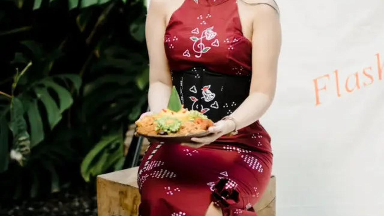 9 Gaya Fanny Soegi dengan Rok Batik, Anggun dan Kekinian