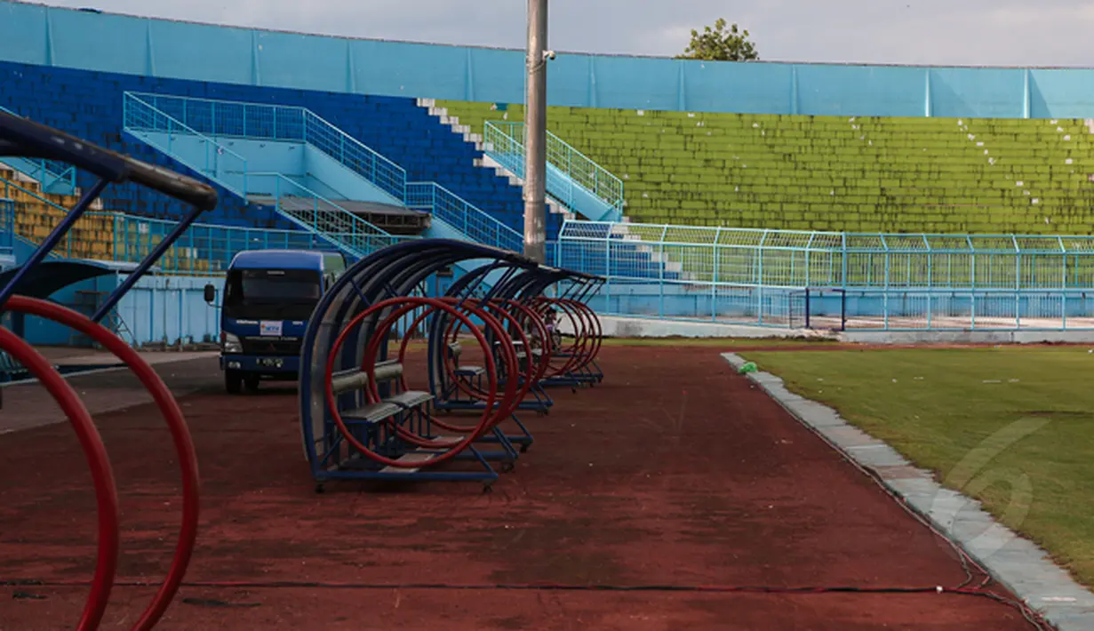 Penampakan tempat duduk pemain, pelatih dan official tim di Stadion Kanjuruhan Malang, Jumat (16/1/2015). (Liputan6.com/Faizal Fanani)