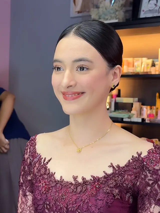Mawar Eva de Jongh saat wisuda pakai kebaya. [@iwanetaufik_hair]