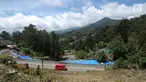 Kendaraan melintasi di sekitar area yang longsor di kawasan Ciloto, Cianjur, Jawa Barat, Sabtu (31/3). Longsor yang terjadi pada Rabu (28/3) lalu diduga adanya pergerakan tanah sehingga menyebabkan longsor. (Liputan6.com/Helmi Fithriansyah)