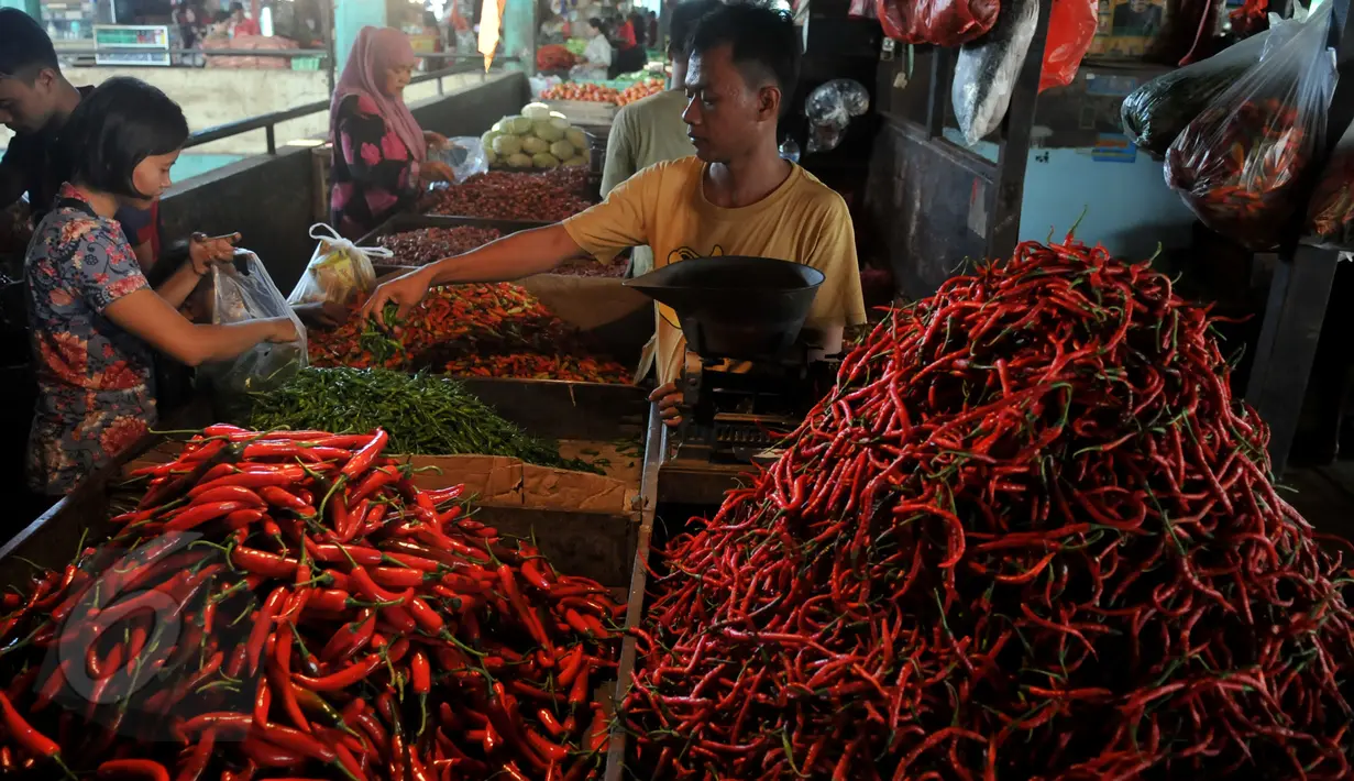 Aktivitas pedagang sembako di Pasar Senen, Jakarta, Sabtu (30/5/2015). Menjelang bulan Ramadhan, harga kebutuhan pokok mulai merangkak naik. (Liputan6.com/Johan Tallo)