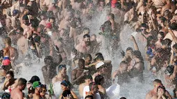  Ribuan kaum Gay dan Lesbian bermain air sambil menari didalam kolam air di Festival Circuit Vilassar de Dalt, Barcelona, Spanyol, Senin (11/8/2015). Acara ini digelar dari 5 sampai 15 Agustus 2015. (REUTERS/Albert Gea)