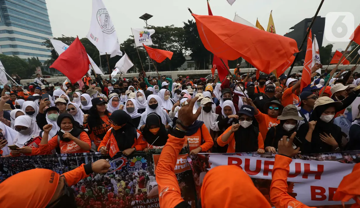 Massa dari elemen Partai Buruh dan KSPI saat menggelar aksi di depan Gedung DPR, Rabu, (15/6/2022). Dalam aksi tersebut mereka menolak revisi UU PPP, menolak Omnibus LawUU Cipta Kerja, menolak masa kampanye 75 hari tetapi harus 9 bulan sesuatu Undang-Undang, sahkan RUU PPRT dan tolak liberalisasi pertanian melalui WTO. (Liputan6.com/Angga Yuniar)