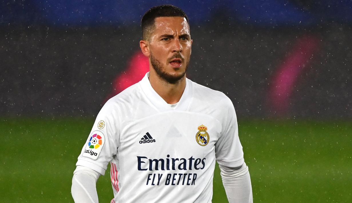 Eden Hazard sudah tak mampu lagi bermain di posisi sayap karena kecepatannya telah berkurang. Ia lebih cocok dimainkan sebagai gelandang serang untuk membantu Benzema dan Vinicius Jr. Namun, Ancelloti kini telah memusatkan perhatian pada formasi 4-3-3. (AFP/Gabriel Bouys)
