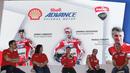 Pebalap Ducati, Jorge Lorenzo (tengah), memberikan keterangan saat jumpa pers di Hotel Sheraton, Jakarta, Kamis (1/2/2018). Acara bertajuk "Libas Tantanganmu" ini merupakan rangkaian kampanye dari Shell Advance. (Bola.com/M Iqbal Ichsan)