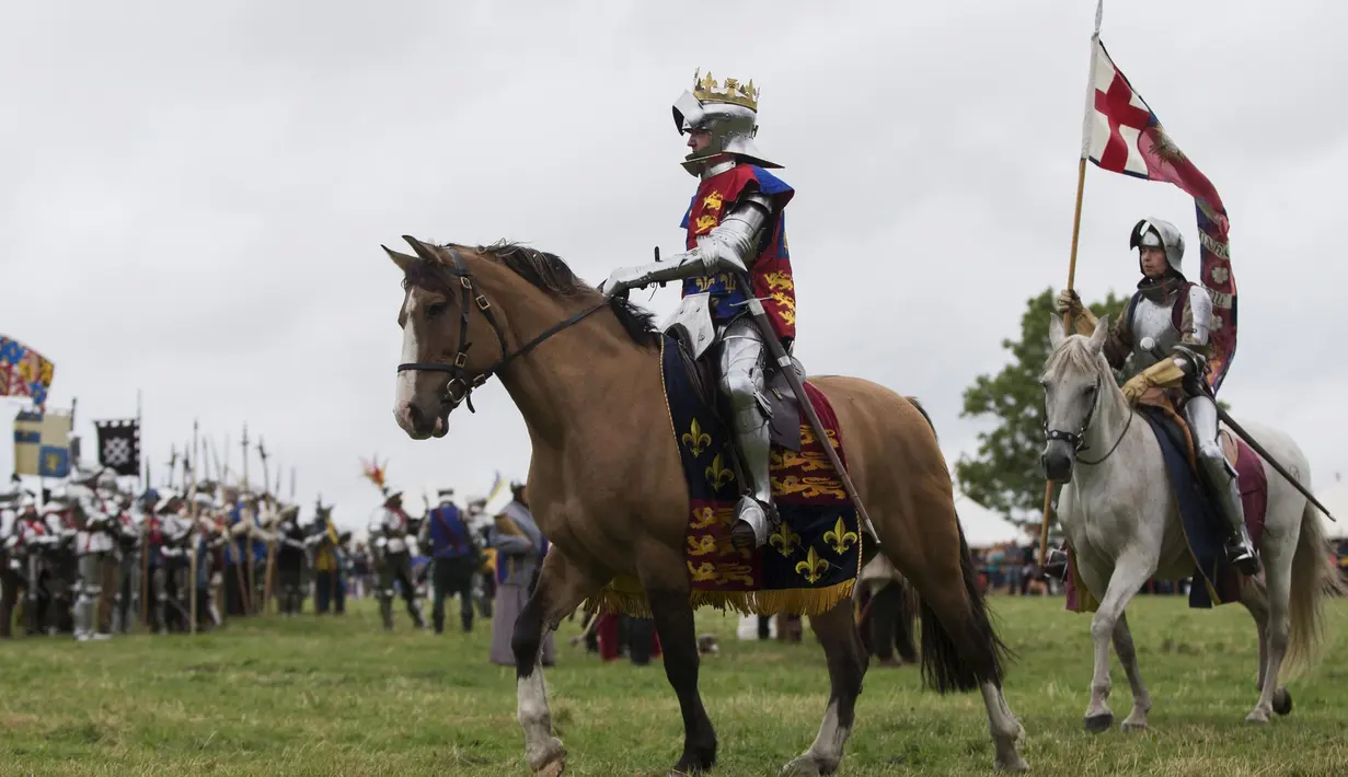 Seorang Pria berkostum seperti Raja Inggris Richard III sambil menunggang kuda untuk peringati hari Pertempuran Bosworth, Inggris, Minggu (23/8/2015). Pertempuran Bosworth adalah perang antara keluarga Lancaster dan York. (REUTERS/Neil Balai)
