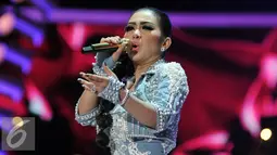 Syahrini tampil anggun saat mengenakan gaun berhias mote di Malam Puncak HUT SCTV ke 26 di Istora Senayan, Jakarta, Rabu (24/8). Rambut Syharinipun terlihat manis bergelombang. (Liputan6.com/Johan Tallo)