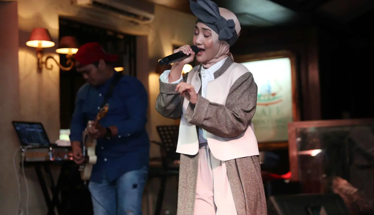 "Sebenarnya ini adalah langkah ke album kedua dan momen yang tepat untuk ke selanjutnya dan bakal ada single-single lainnya lagi yang masih dirahasiakan," ungkapnya. (Nurwahyunan/Bintang.com)