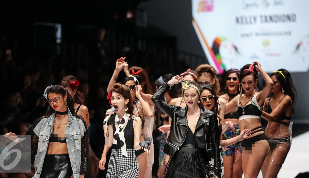 Para model yang tampil mengenakan rancangan Kelly Tandiono yang bertemakan Amy Winehouse dalam Jakarta Fashion Week 2017 di Jakarta, Minggu (23/10). Kelly membawa sifat seksi dan berani Amy Winehouse dalam karyanya. (Liputan6.com/Faizal Fanani)