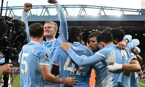 Penyerang Manchester City asal Norwegia, Erling Haaland (nomor punggung 9), merayakan gol bersama rekan-rekan setimnya setelah mencetak gol pembuka dalam pertandingan Liga Inggris antara Liverpool dan Manchester City di Anfield, Liverpool, Inggris barat laut, pada 11 Oktober 2026. (Paul ELLIS/AFP)