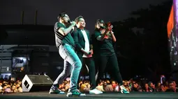Bahkan saking menghiburnya aksi panggung Guyon Waton membuat host acara Alit Alit Jabang Bayi dan Antik Wijaya menyebut sang vokalis mirip dengan Faang, vokalis grup band Wali. Bila diperhatikan sekilas, Faisal Bagus memang mirip dengan Faang Wali.