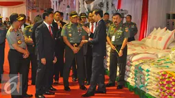 Presiden Jokowi berbincang dengan Panglima TNI Gatot Numantyo, Kapolri Tito Karnavian dan Menkopolhukam Wiranto saat melihat pameran Alpalhan dan SP3D di Mabes TNI, Jakarta, Senin (16/1). (Liputan6.com/Angga Yuniar)