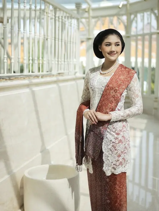 Berkebaya putih dengan kain songket, Erina memadukannya dengan kalung mutiara dan anting mutiara sederhana.  [Foto: Instagram/ Erina Gudono]