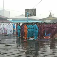 Beberapa foto berikut memperlihatkan warga Riau yang salat meminta hujan dan Tuhan pun langsung menjawab permintaan mereka. So sweet!