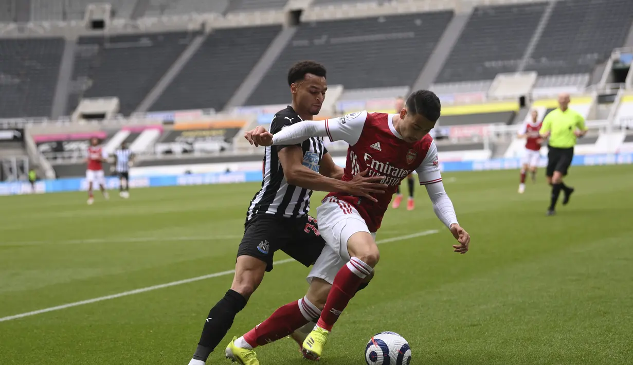 Penyerang Arsenal, Gabriel Martinelli membawa bola dari kawalan pemain Newcastle United, Jacob Murphy pada pertandingan lanjutan Liga Inggris di stadion St James 'Park, di Newcastle, Inggris, Minggu (2/5/2021). Arsenal menang 2-0 atas Newcastle. (Stu Forster/Pool via AP)