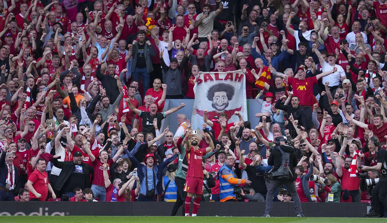 Pemain Liverpool, Mohamed Salah merayakan golnya dengan berswafoto bersama para pendukung timnya dalam laga lanjutan Liga Inggris 2024/2025 melawan Tottenham Hotspur di Anfiled, Liverpool, Inggris, Minggu (27/04/2025) waktu setempat. (AP Photo/Jon Super)
