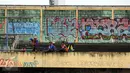 Beragam tulisan bertema perpisahan terpampang di tembok Stadion Lebak Bulus pada 25 Agustus 2015 lalu. Stadion yang didirikan pada 1987, dulunya menjadi markas bagi klub Pelita Jaya yang diteruskan Persija Jakarta. (Liputan6.com/Helmi Fithriansyah)