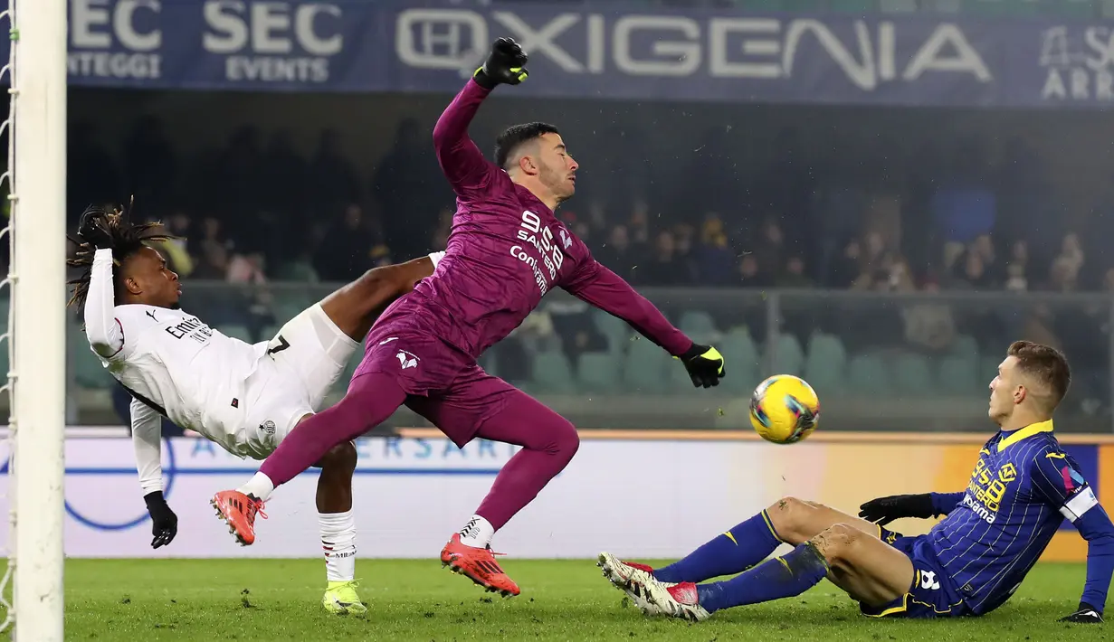 Kiper Hellas Verona, Lorenzo Montipo berusaha menghalau bola tendangan pemain AC Milan, Samuel Chukwueze pada laga lanjutan Liga Italia 2024/2025 di Marcantonio Bentegodi, Verona, Italia, Sabtu (21/12/2024) dini hari WIB. (AP Photo/LaPresse/Paola Garbuio)