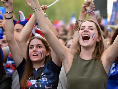 Fans cantik Prancis saat memberikan semangat kepada timnya melawan Islandia  pada Piala Eropa 2016 di Toulouse, (3/7/2016). (AFP/RÈmy Gabalda)