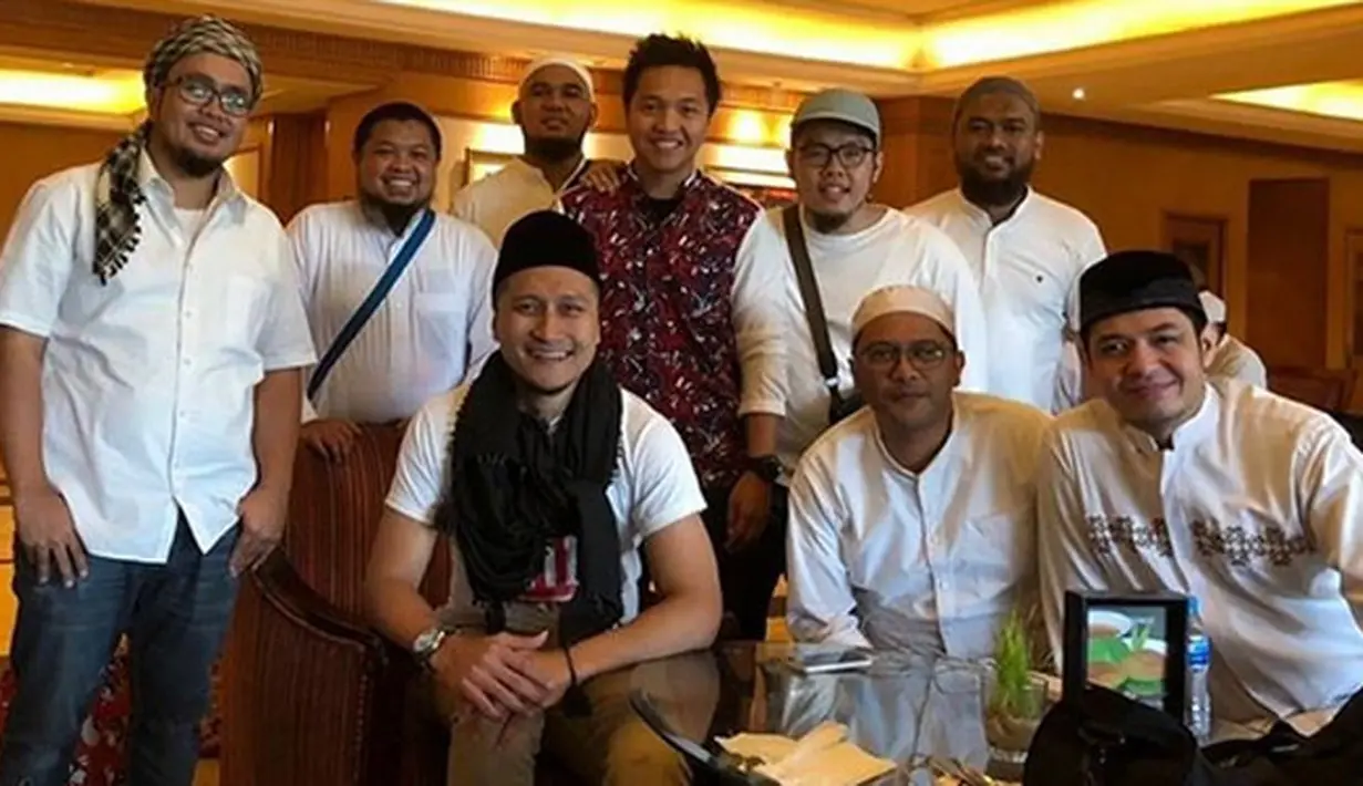 "Tadi pagi Alhamdulillah bersama sahabat2 hebat. Semoga Allah Ta’ala menjaga kita semua, aamin. #palestina," tulis dude2harlino sebagai keterangan foto. (Instagram/dude2harlino)