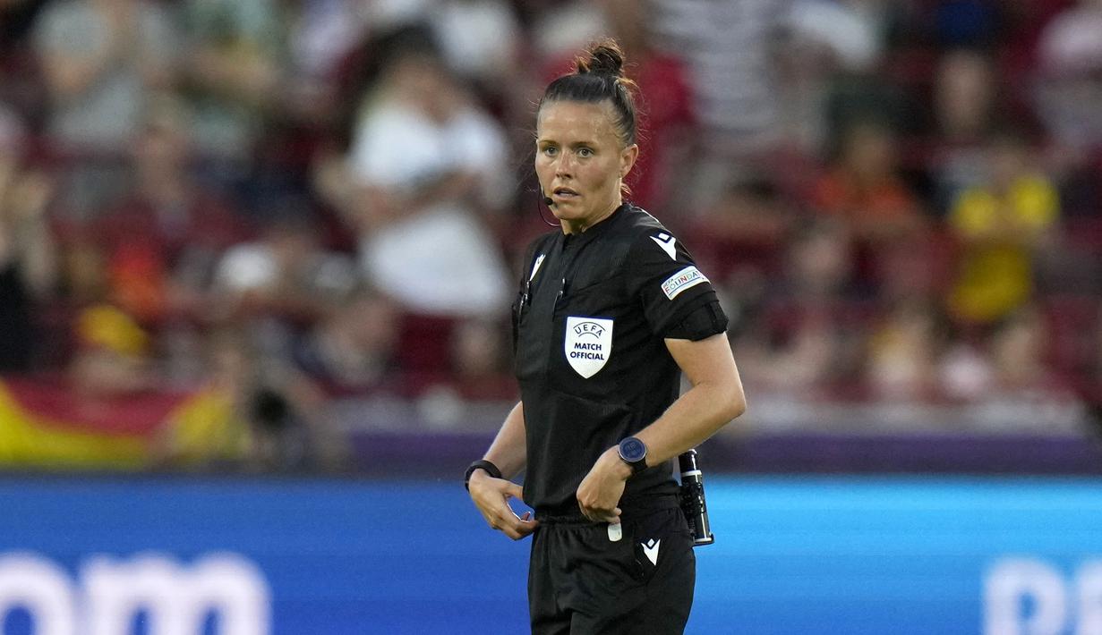 Rebecca Welch akan menjadi wasit wanita pertama yang akan memimpin sebuah laga di Liga Inggris. Seperti yang diumumkan oleh FA dan Liga Primer Inggris, Welch akan menjadi wasit untuk pertandingan antara Fulham dan Burnley di Craven Cottage pada 23 Desember 2023 mendatang. (AP Photo/Alessandra Tarantino)