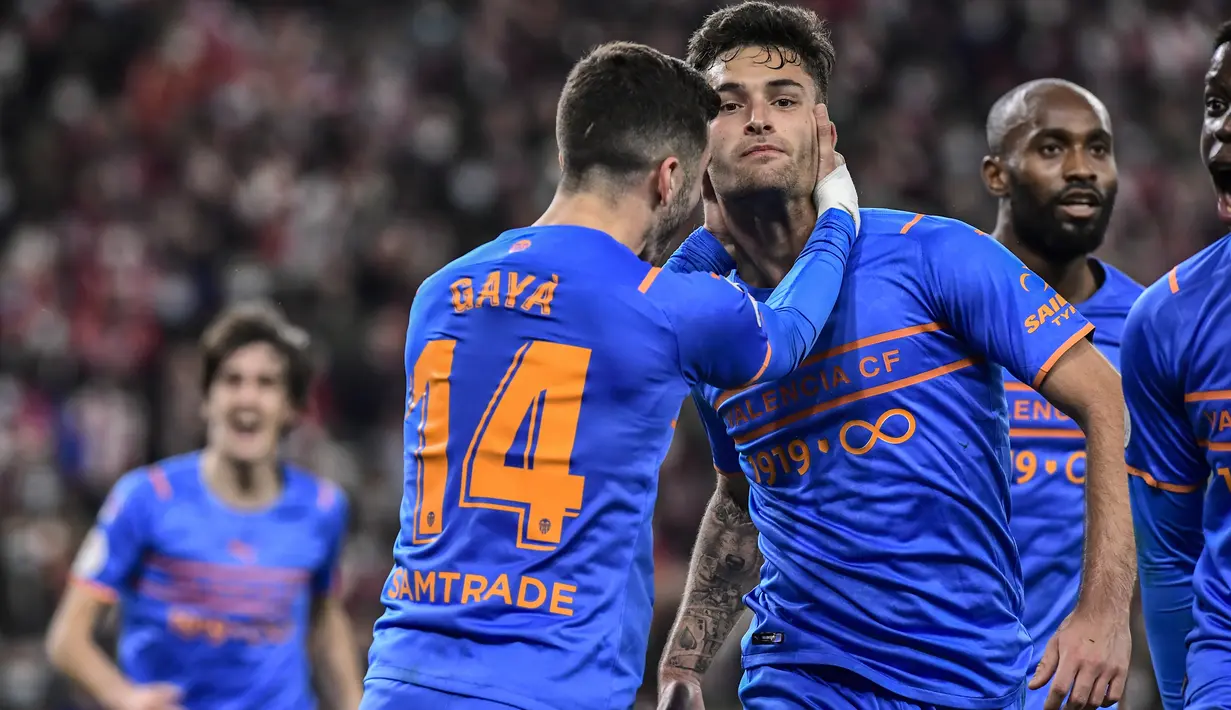 Penyerang Valencia, Hugo Duro melakukan selebrasi setelah mencetak gol ke gawang Athletic Bilbao pada pertandingan leg pertama semifinal Copa del Rey di stadion San Mames di Bilbao, Spanyol, Jumat (11/2/2022). Athletic Bilbao bermain imbang atas Valencia 1-1. (AP Photo/Alvaro hambatan)