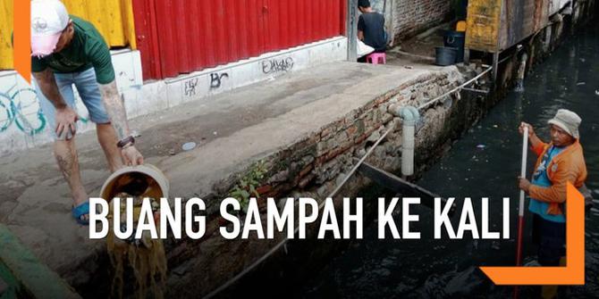 VIDEO: Pria Buang Sampah ke Kali depan Petugas, Kena Akibatnya