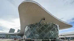 Foto yang diabadikan pada 25 Agustus 2020 ini menunjukkan proyek pembangunan tahap dua gedung Hainan International Convention and Exhibition Center di Haikou, Provinsi Hainan, China selatan. Pekerjaan utama proyek tersebut telah rampung belum lama ini. (Xinhua/Pu Xiaoxu)