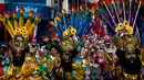 Sejumlah orang mengenakan kostum dan topeng meramaikan pawai "Morenada" di La Paz, Bolivia (26/5). Pawai ini digelar untuk menghormati "El Senor del Gran Poder," atau "Lord of Great Power". (AP/Juan Karita)