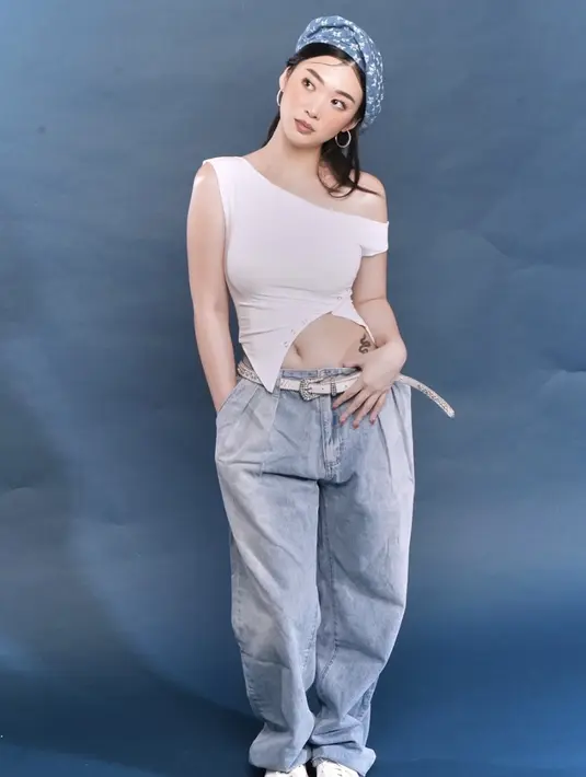 Perpaduan baggy jeans juga menghadirkan tampilan yang begitu unik.  [Foto: Instagram/ Livy Renata]