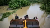 Banjir Malaysia Tak Kunjung Surut, Warga Terpaksa Dievakuasi dengan Ekskavator