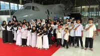 PT Dirgantara Indonesia (PTDI) mengajak anak yatim piatu dan  para pelajar dari SMAN 4 Bandung dan SMAN 6 Bandung melihat langsung produksi pesawat pada sepekan terakhir bulan Ramadhan 2023. (sumber foto : Humas PTDI)