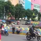 Benda mencurigakan diduga bom tergeletak di trotoar depan ITC Depok (Liputan6.com/Adi Anugrahadi).