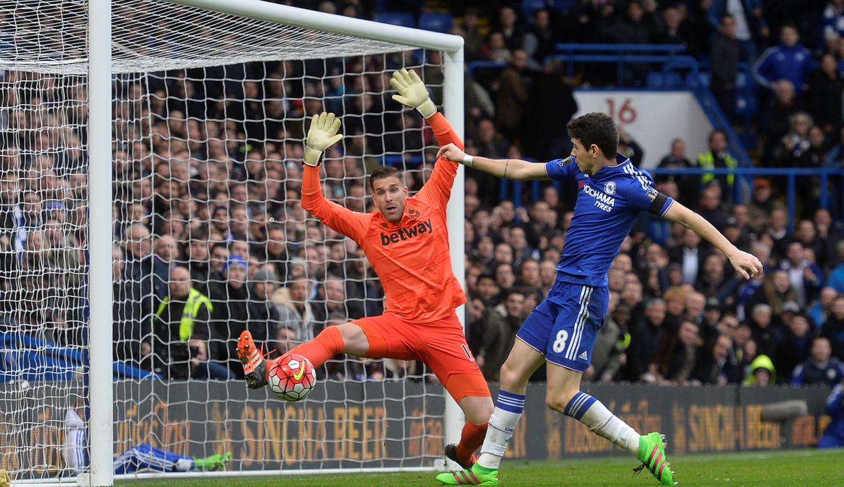 Pemain Chelsea, Oscar, berusaha menaklukkan kiper West Ham United, Adrian, dalam lanjutan Liga Inggris di Stadion Stamford Bridge, London, Sabtu (19/3/2016). (Reuters/Hannah Mckay)