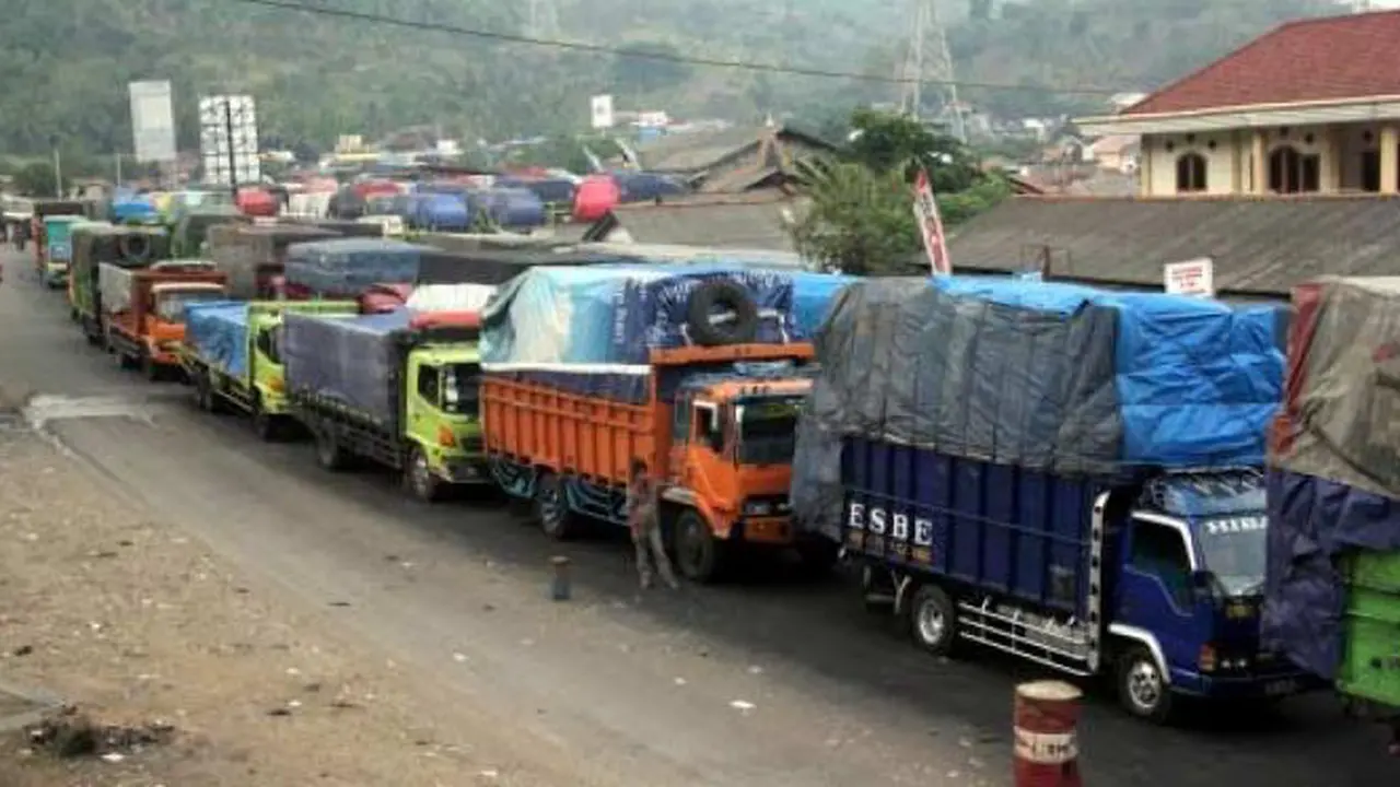 Antrean truk di Merak, Banten