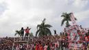 Suasana kemeriahan para pendukung Madura United saat uji coba melawan Persiba Balikpapan di Stadion Ahmad Yani, Sumenep, Sabtu (20/2/2016). Pecinta sepak bola di Madura kembali bergeliat dengan adanya klub baru. (Bola.com/Vitalis Yogi Trisna)