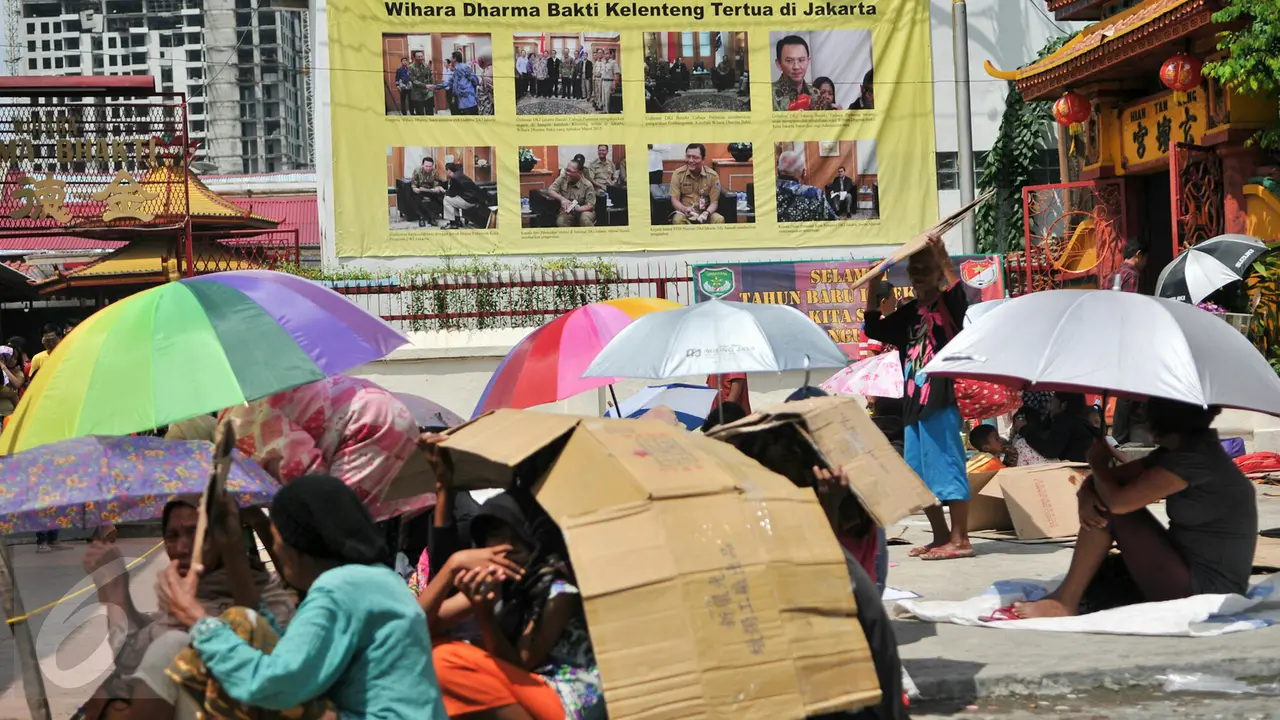 20160208-Berharap Angpao, Ratusan Pengemis Serbu Vihara Dharma Bhakti