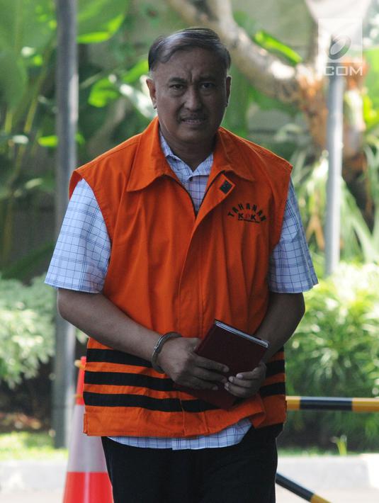 Anggota Komisi VIII DPR Fraksi Golkar nonaktif Markus Nari tiba di Gedung KPK, Jakarta, Jumat (3/5/2019). Markus Nari diperiksa untuk pelengkapan berkas terkait kasus dugaan korupsi proyek pengadaan e-KTP. (merdeka.com/Dwi Narwoko)