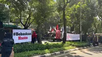 Massa Aksi Bela Hasto Bertahan di PN Jakpus, Adu Orasi dengan Demo Dukung KPK