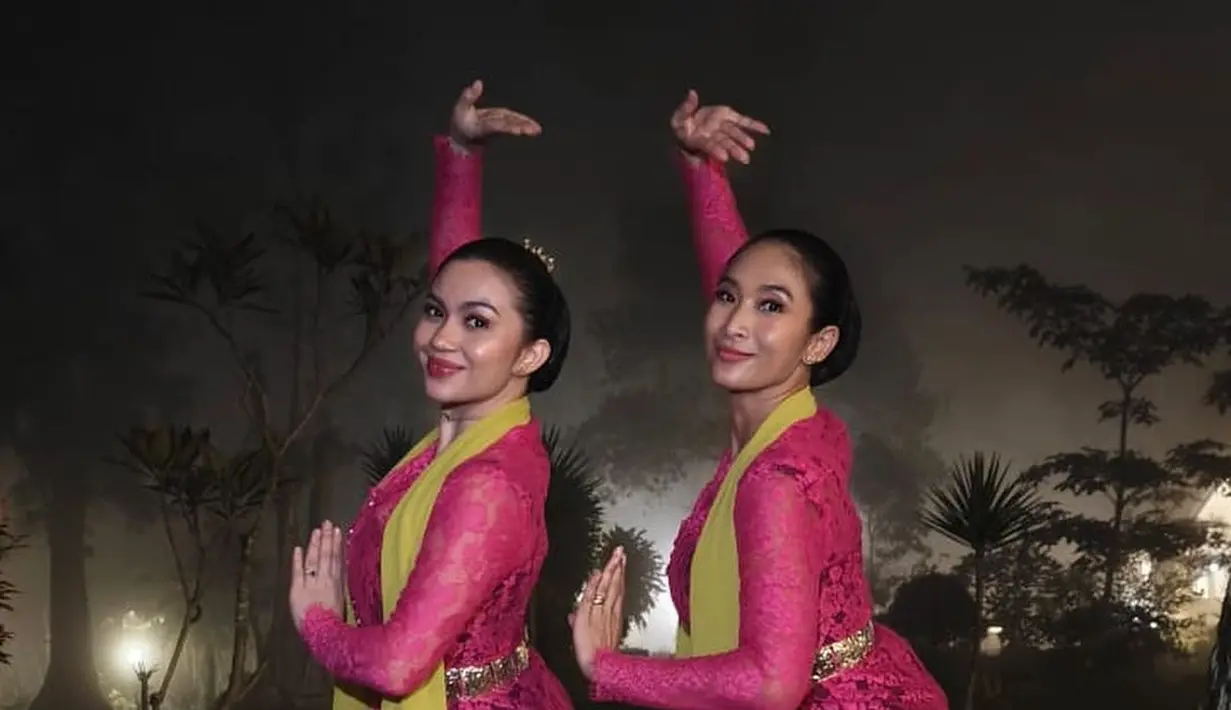 Belt keemasan dan selendang berwarna mustard lengkapi pesona Ariel dan Happy sebagai penari [@happysalma]