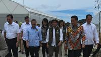 Menteri Kehutanan (Menhut) Raja Juli Antoni mendampingi Ketua Dewan Ekonomi Nasional (DEN) Luhut Binsar Pandjaitan meninjau Taman Sains Teknologi Herbal dan Hortikultura&nbsp;(TSTH2) (Istimewa)