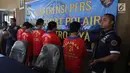 Para tersangka dihadirkan saat rilis pengungkapan kasus pemalsuan Surat Keterangan Kecakapan (SKK) untuk Nahkoda Kapal di Ditpolair Polda Metro Jaya Pondok Dayung, Tanjung Priok, Jakarta Utara, Kamis (1/3). (Liputan6.com/Arya Manggala)
